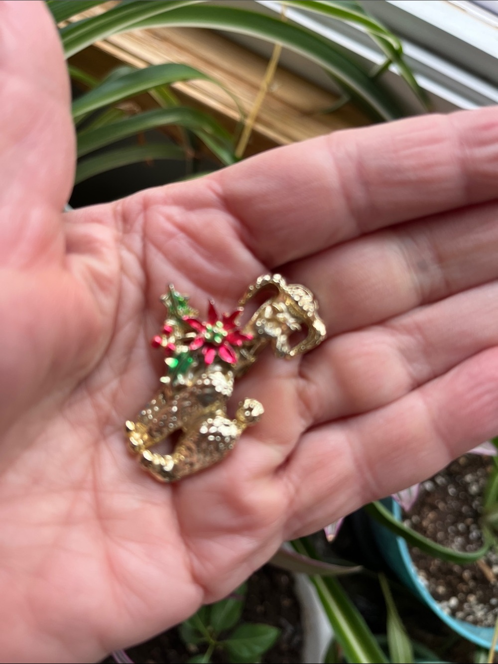 POODLE Gold Tone Metal Christmas Brooch Pin W/Poinsettia On Collar Vtg Dog